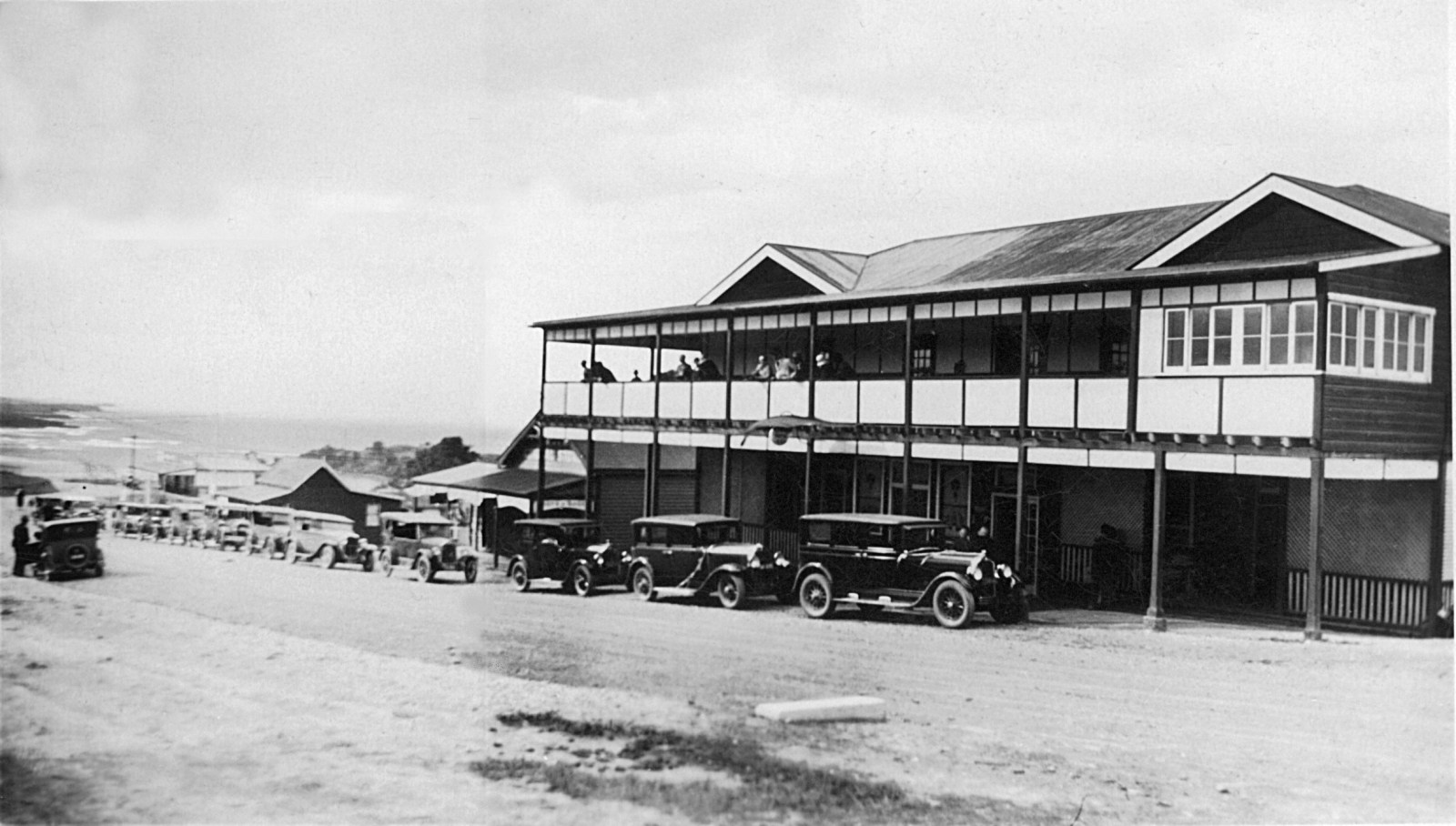 An early car rally in Narooma. One of the first South Coast Nats?