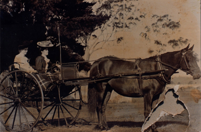 Elizabeth and Victoria Maud Mallon at the Moruya Show in 1915.