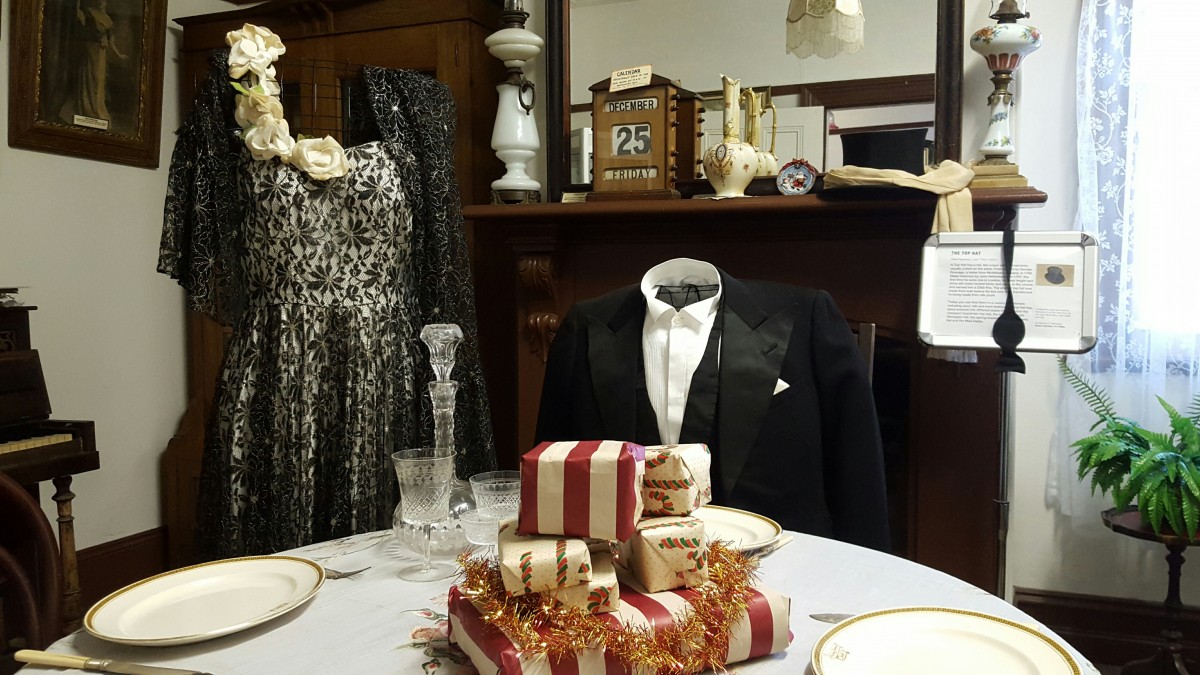 TROVE THURSDAY – Setting The Table For Christmas Dinner Without A Maid!