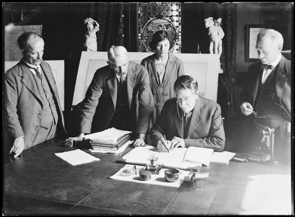 Signing the Harbour Bridge Contract – An Important  Moment in&nbsp;History